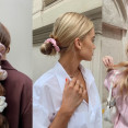 Scrunchie gumičky: Retro comeback pre vaše zdravšie vlasy