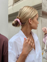 Scrunchie gumičky: Retro comeback pre vaše zdravšie vlasy