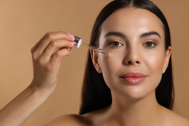 Pleťové sérum po opaľovaní: Obnovte zdravie svojej pleti