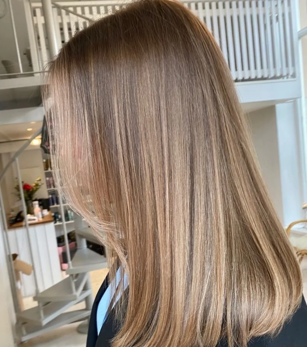 rovné blond vlasy