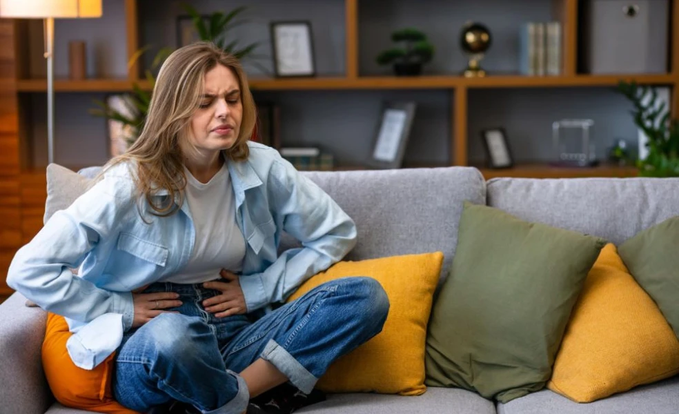 žena s problémovým trávením potrebuje detox