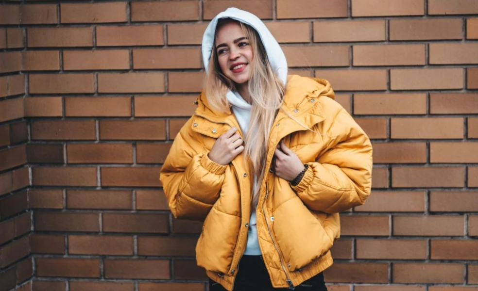 legantná dámska zimná bunda v mestskom prostredí