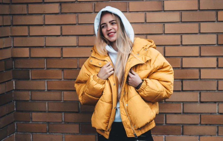 legantná dámska zimná bunda v mestskom prostredí