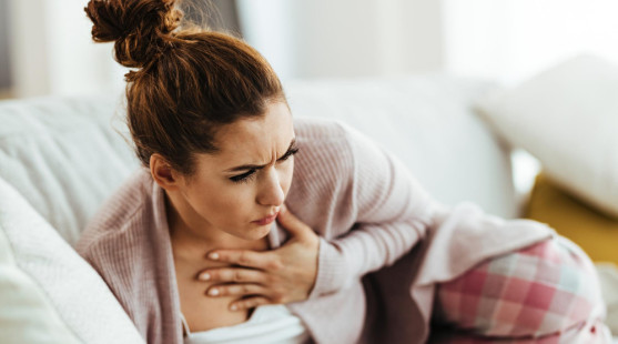 Únava po jedle, tlak v bruchu či nafukovanie? Nenápadné signály, že váš žlčník volá o pomoc