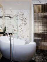 Obloženie, ktoré premení vašu kúpeľňu z utilitárneho priestoru na estetickú svätyňu