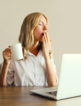 Budíš sa unavená? Tieto 3 príznaky môžu znamenať, že ti chýba magnézium