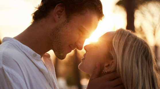 Ak robí TOTO, nepochybuj: 10 jasných znakov, že je do teba úplne blázon