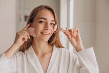 Anti-age revolúcia: Tieto masážne pomôcky sľubujú mladšiu pleť bez botoxu – ktoré naozaj fungujú?