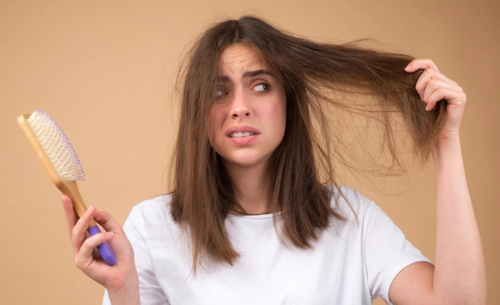 poškodené vlasy príčiny