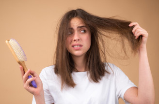 Prečo sa vaše vlasy ničia, aj keď sa o ne staráte? Tieto bežné chyby robí veľa žien
