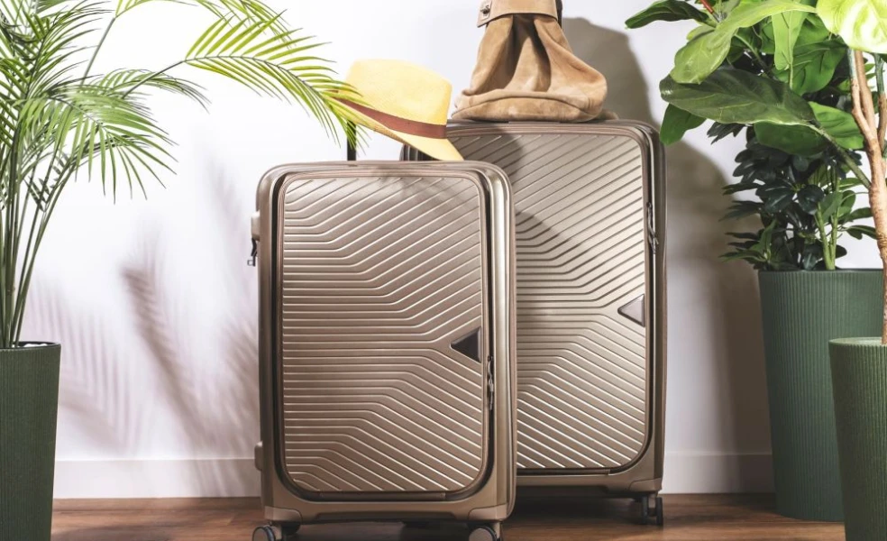 moderný cestovný kufor na kolieskach