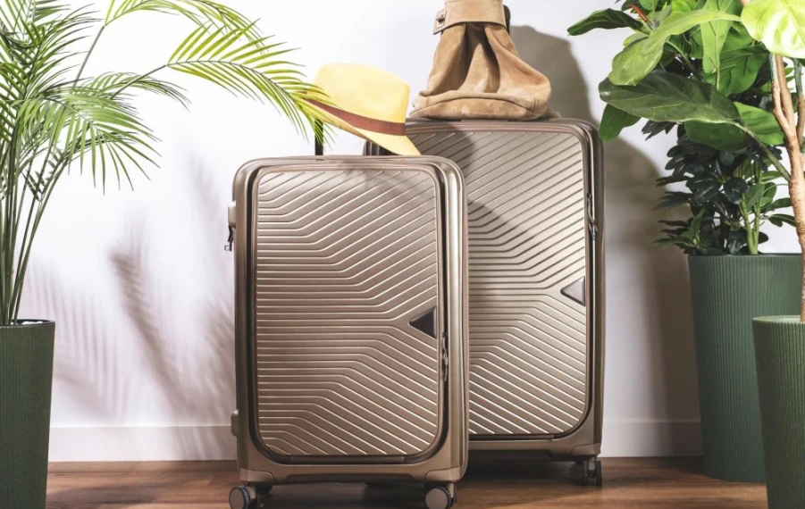 moderný cestovný kufor na kolieskach