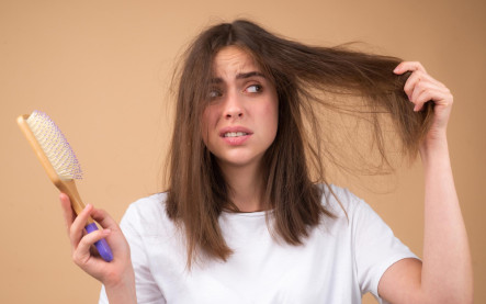 poškodené vlasy príčiny