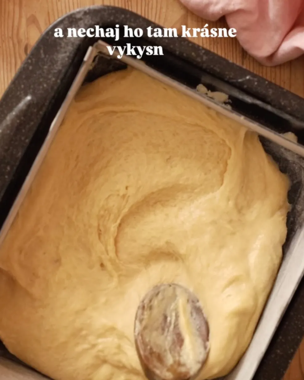 nadýchaný kysnutý koláč