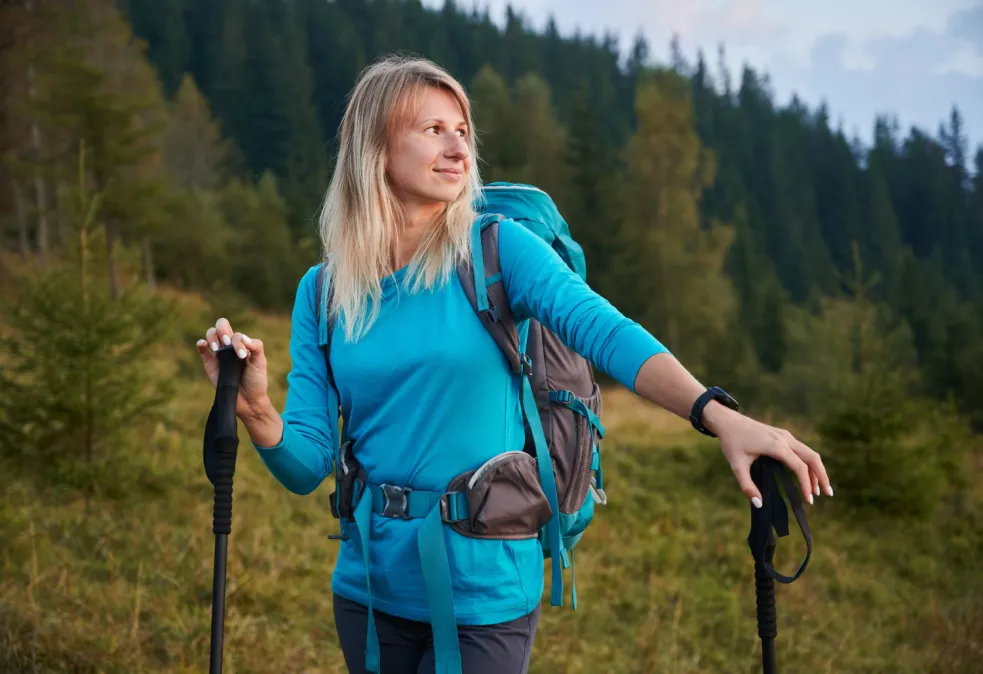 Turistka v ľahkom tričku zvláda slnečný výstup v horách