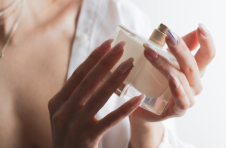 Prečo teraz všetci voňajú ako mlieko? Laktónové parfumy ovládli beauty svet