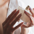 Prečo teraz všetci voňajú ako mlieko? Laktónové parfumy ovládli beauty svet
