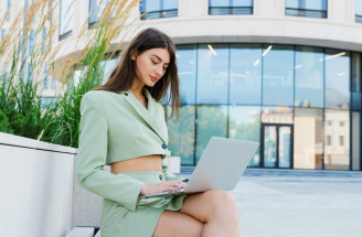 Čo si obliecť do práce v 35 °C? Letné office outfity, ktoré sú elegantné aj pohodlné