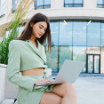Čo si obliecť do práce v 35 °C? Letné office outfity, ktoré sú elegantné aj pohodlné