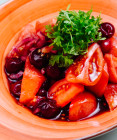 Šalát z paradajok a sliviek: Jednoduchý recept na neskoré leto hotový za pár minút