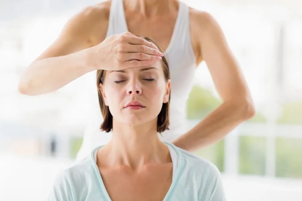 žena počas krátkeho mindfulness cvičenia proti stresu