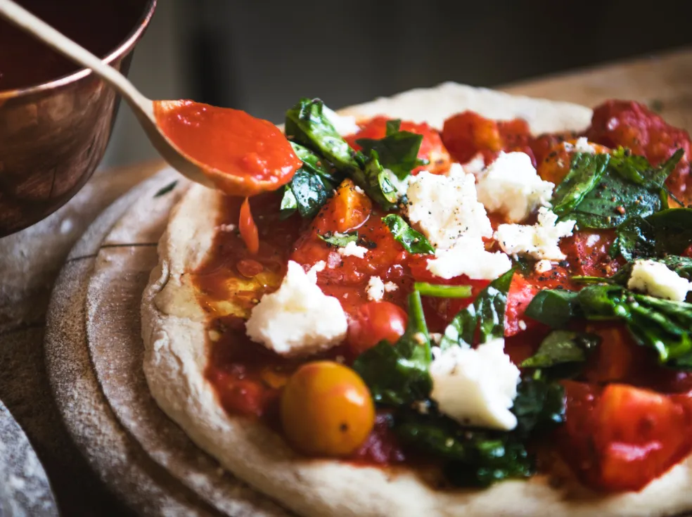 fit pizza s proteínovým cestom a zeleninovou oblohou