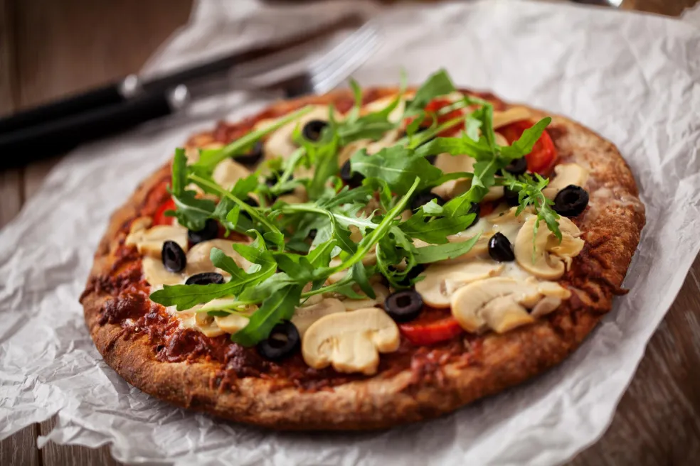 domáca proteínová pizza s rukolou a zeleninou