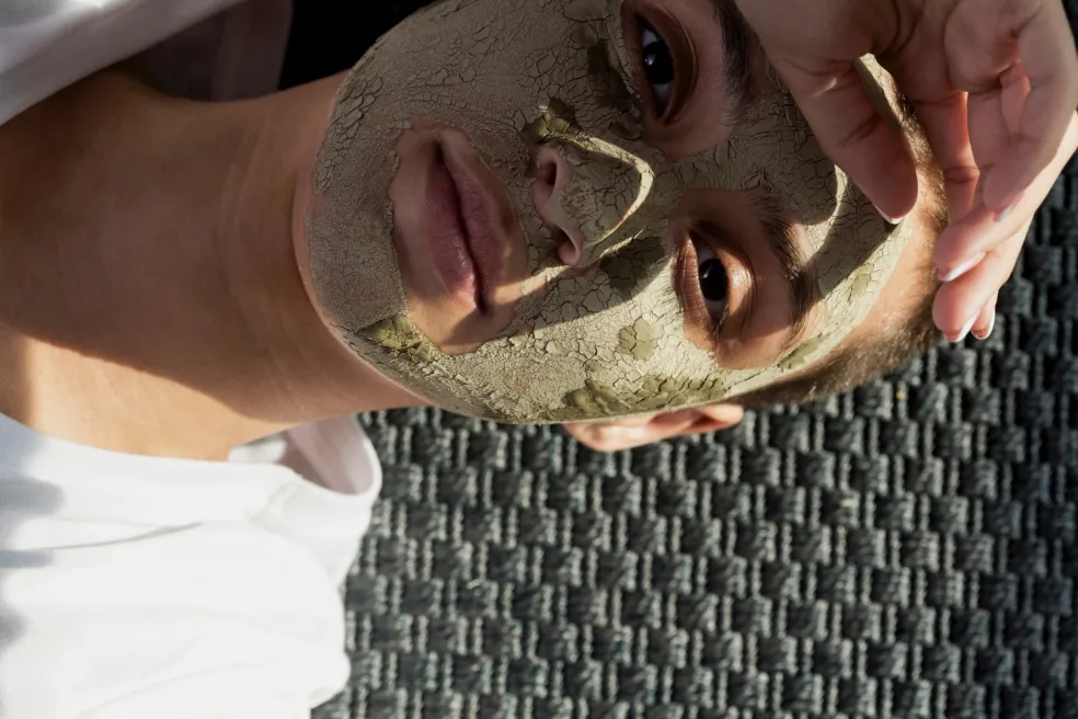 žena s mud maskou na mastnú a zmiešanú pleť