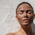 National Mud Pack Day: Mud mask na pleť – účinky, použitie a mýty o detoxe