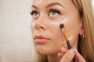 Podkladová báza pod make-up: Kedy primer pomôže, kedy ho vynechať a prečo sa vrstvy žmolkujú