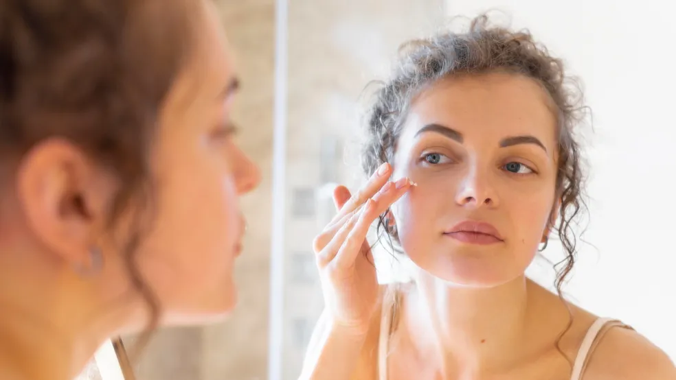 Žena nanášajúca hydratačný krém pred každodenným líčením