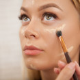 Podkladová báza pod make-up: Kedy primer pomôže, kedy ho vynechať a prečo sa vrstvy žmolkujú
