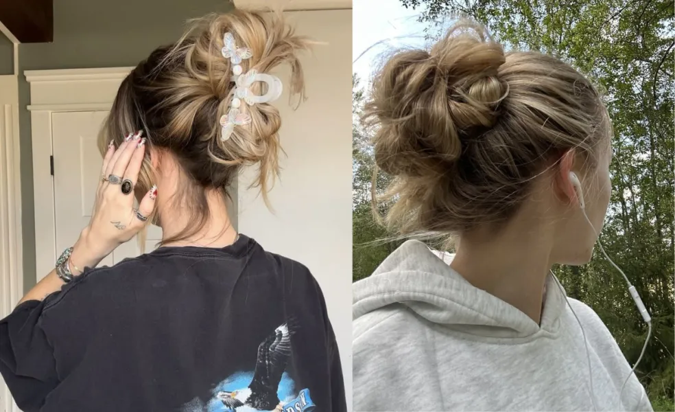 Dva ležérne messy bun drdoly na blond vlasoch s voľnými prameňmi a ozdobnými sponkami ako inšpirácia na rýchle účesy pre mastné vlasy